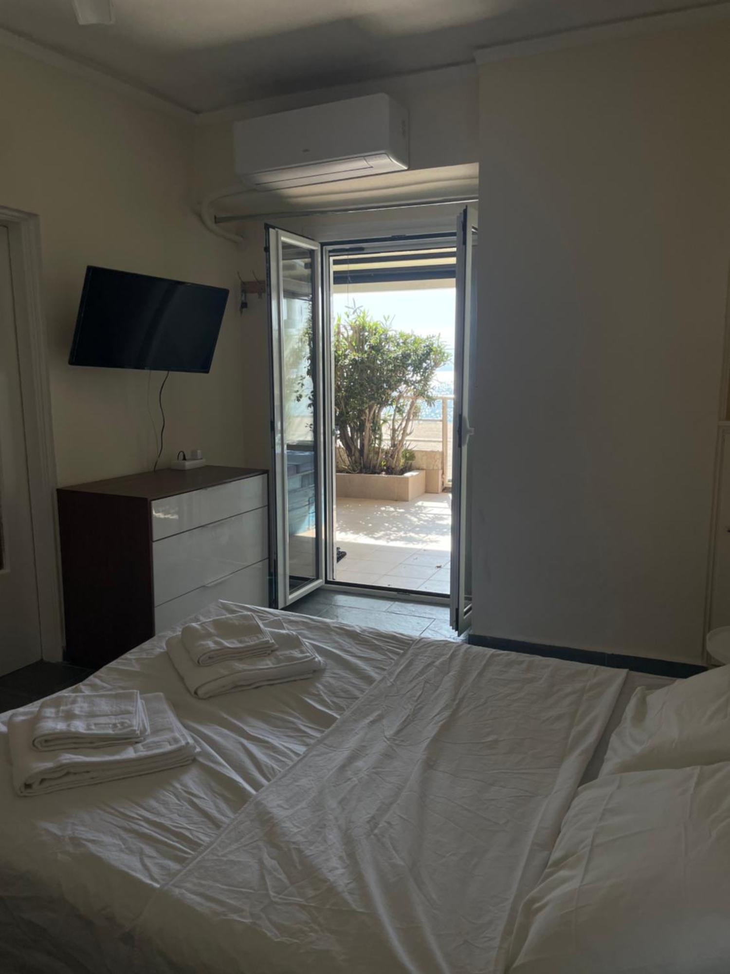 Sea La Vie - Beachfront Retreat Loutráki Eksteriør billede