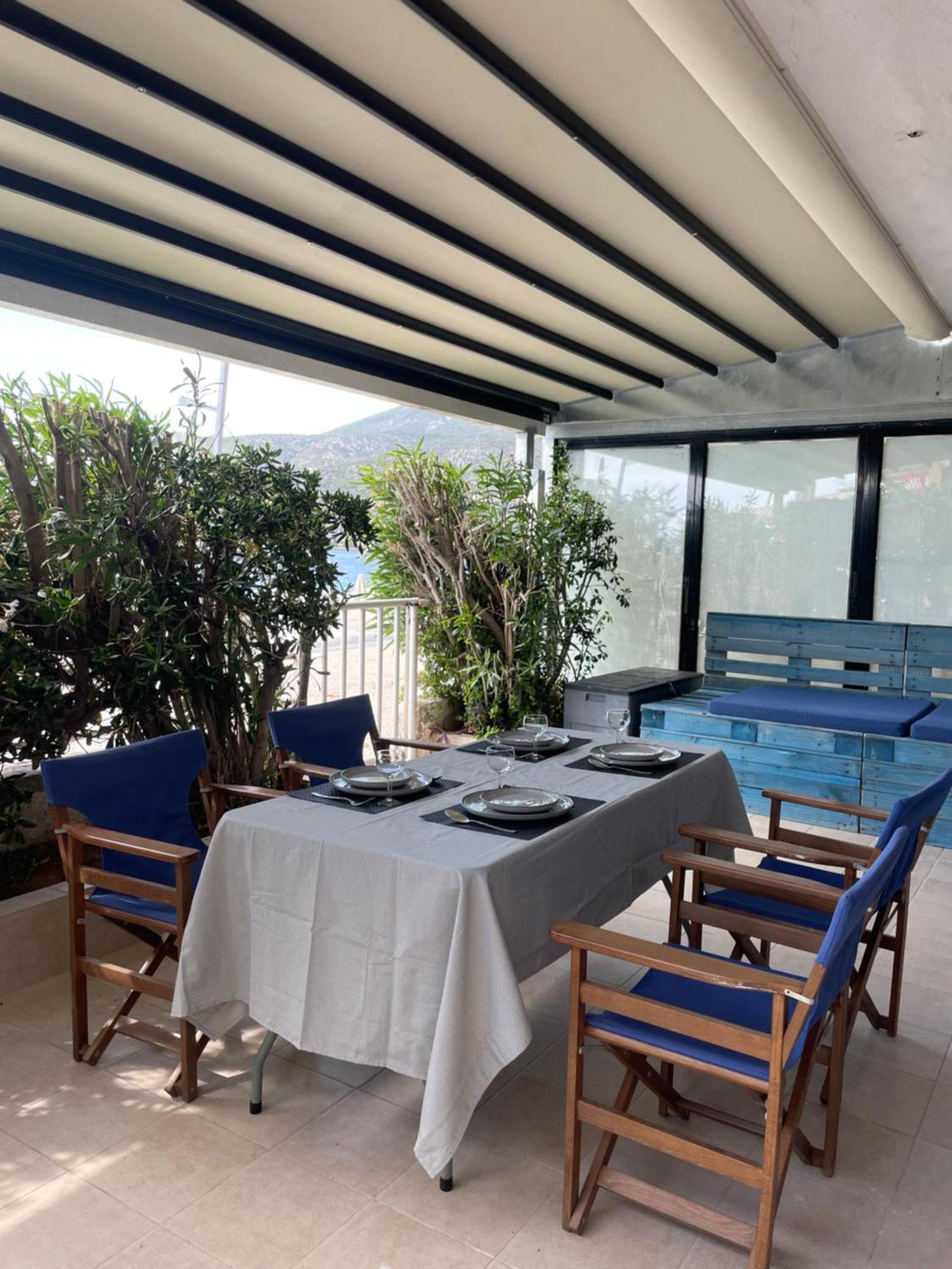 Sea La Vie - Beachfront Retreat Loutráki Eksteriør billede