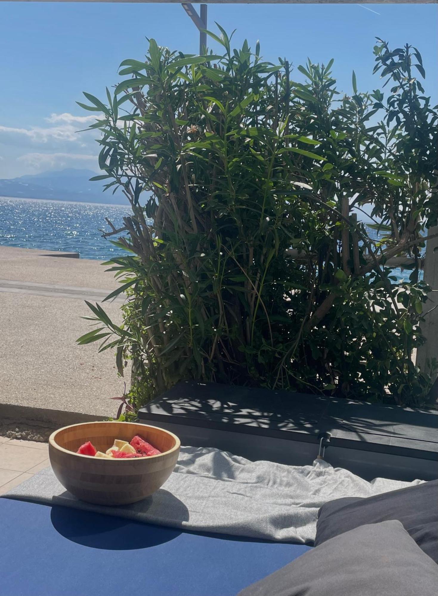 Sea La Vie - Beachfront Retreat Loutráki Eksteriør billede