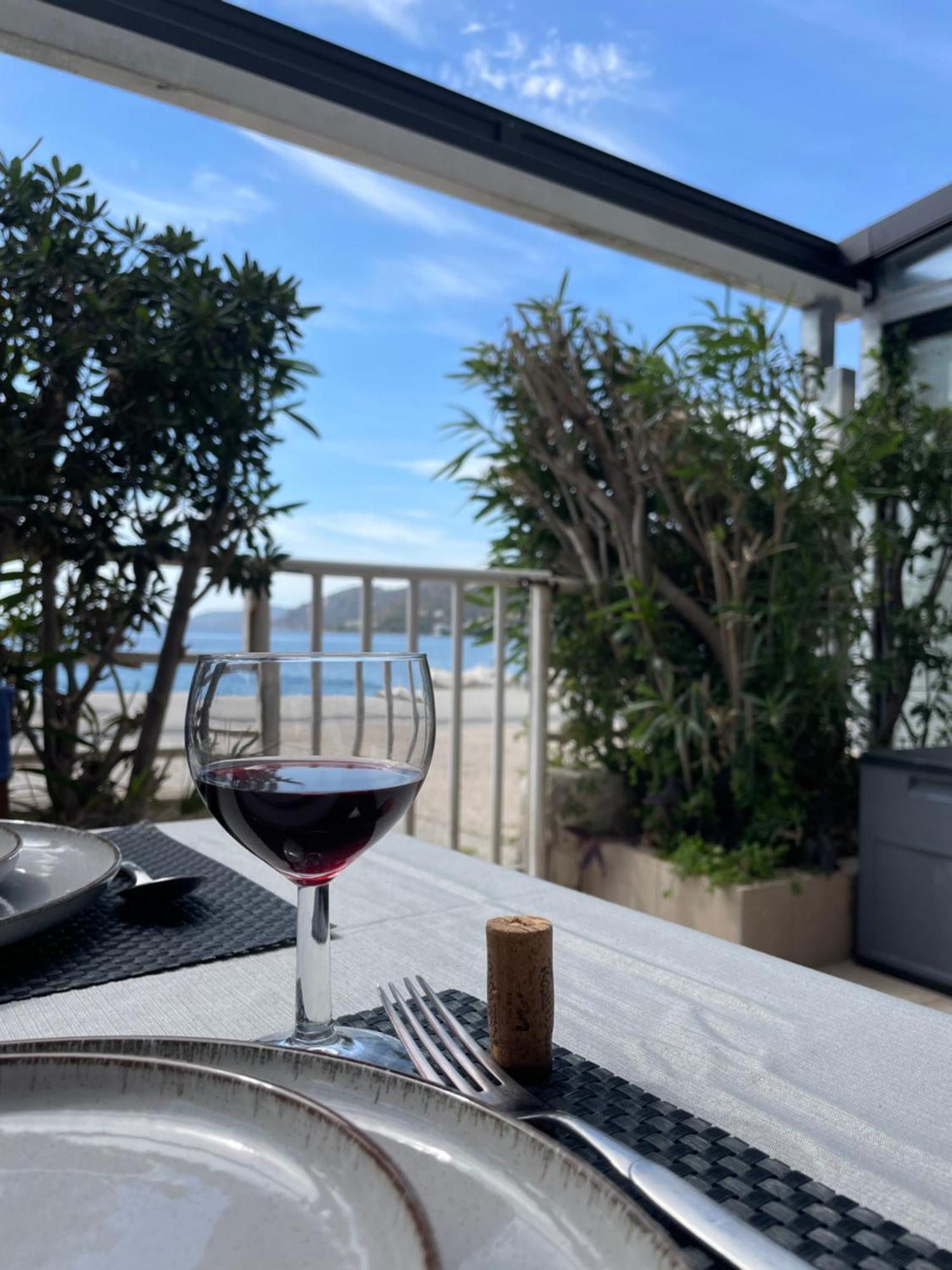 Sea La Vie - Beachfront Retreat Loutráki Eksteriør billede