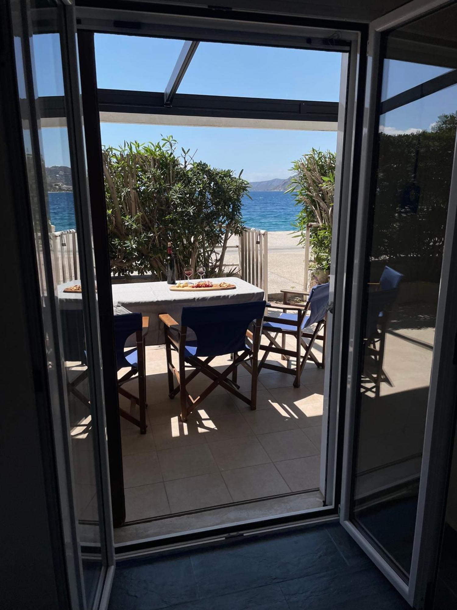 Sea La Vie - Beachfront Retreat Loutráki Eksteriør billede