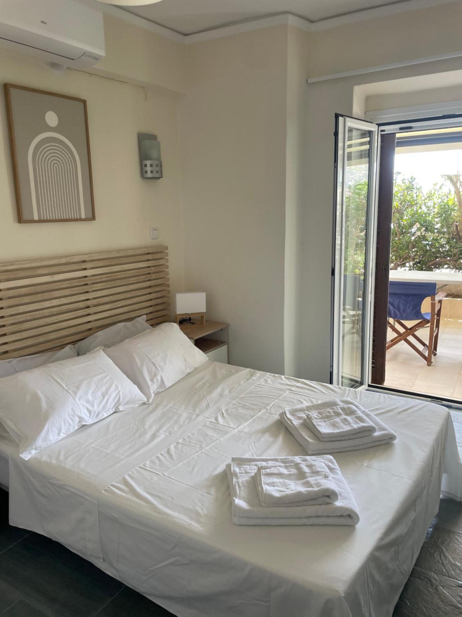 Sea La Vie - Beachfront Retreat Loutráki Eksteriør billede