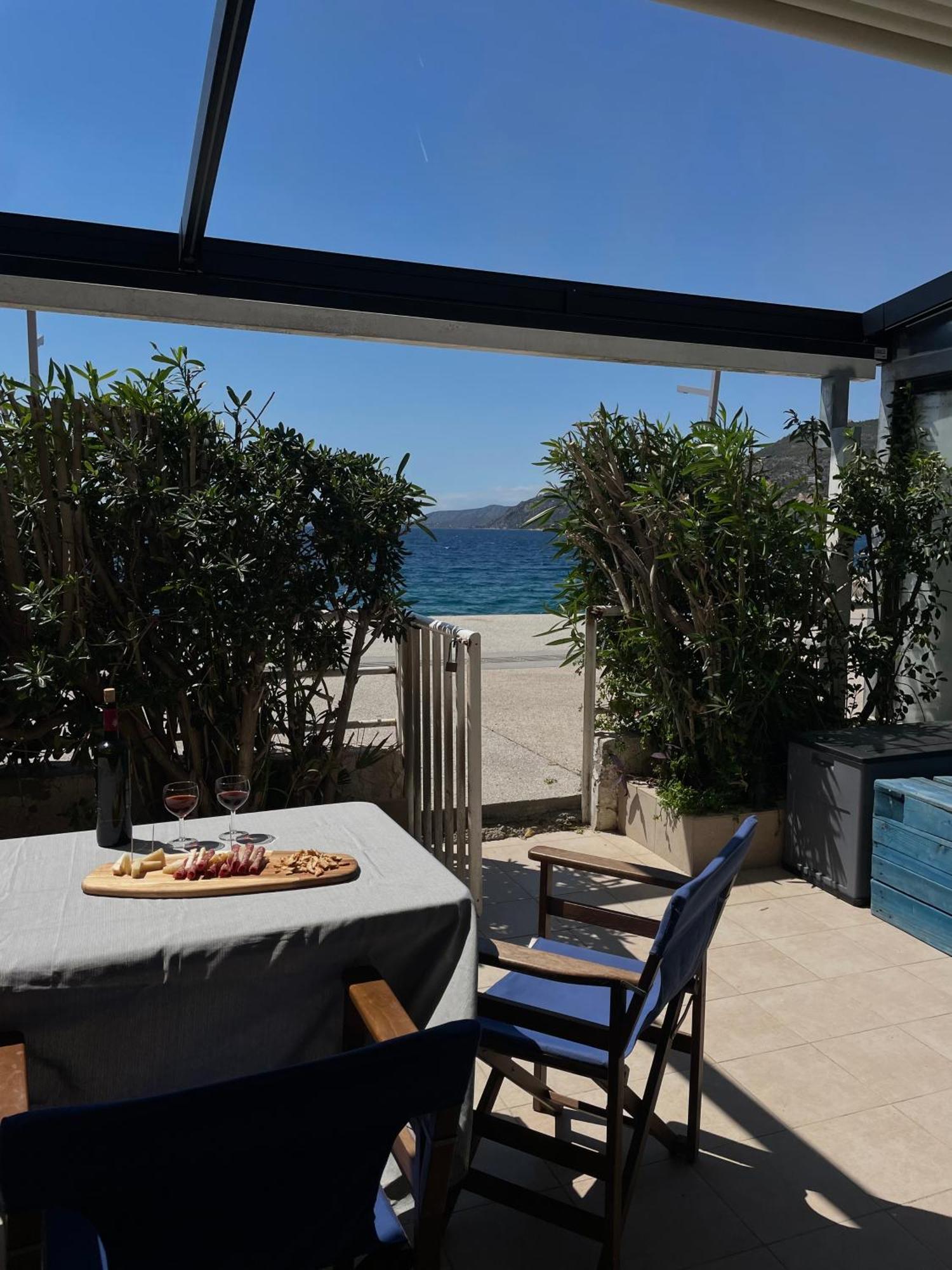 Sea La Vie - Beachfront Retreat Loutráki Eksteriør billede